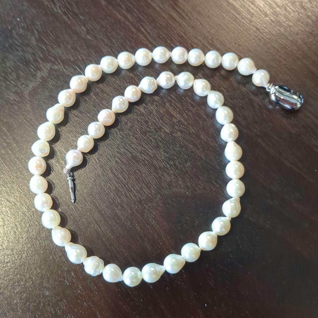 Akoya Baroque pearl necklace with silver rod clasp and single strand pearls in white cream color, 42 cm length