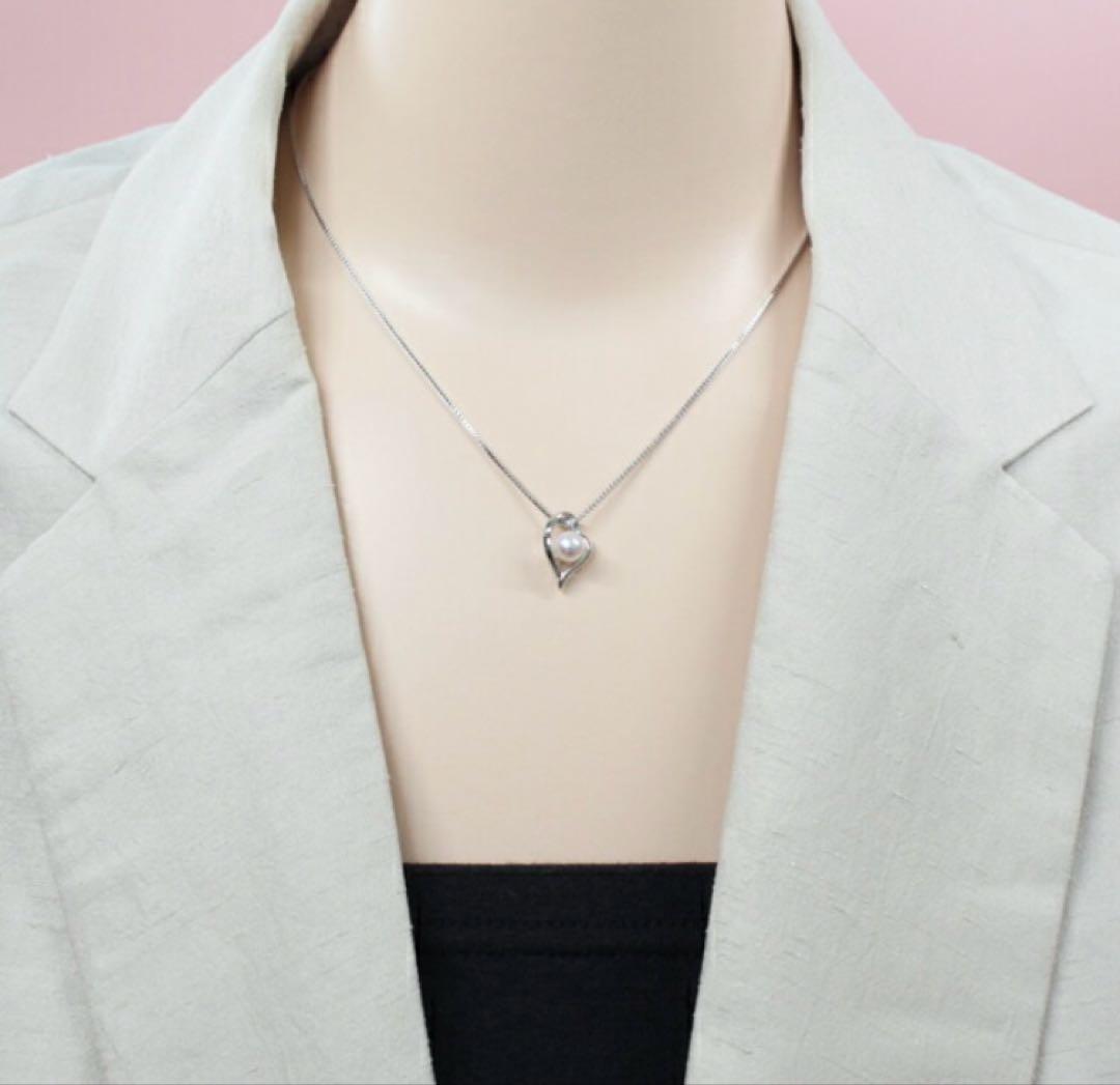 Baby pearl pendant featuring a 5mm Akoya pearl with silver frame and 40cm silver chain in white pink tone
