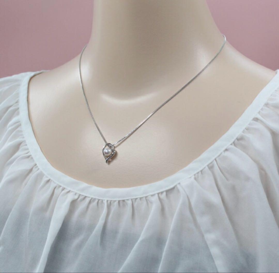 Baby pearl pendant featuring a 5mm Akoya pearl with silver frame and 40cm silver chain in white pink tone