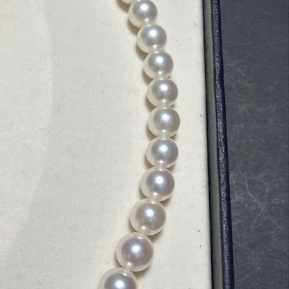 TASAKI Akoya Pearl Gradient Necklace 8.5 Swan Teri, 42.5 cm length with lustrous pearls
