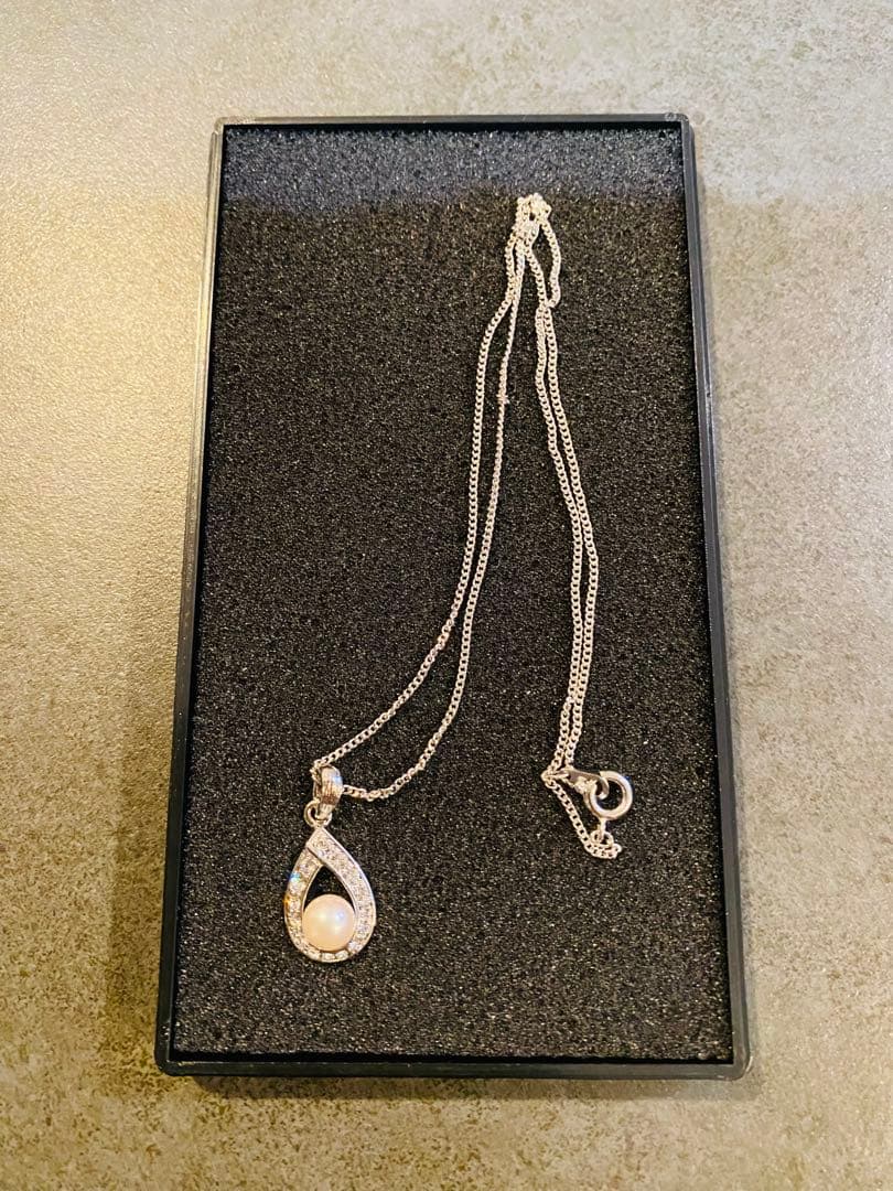 Akoya pearl necklace with 6mm pearls, zirconia accents, and a 38cm chain on a white background