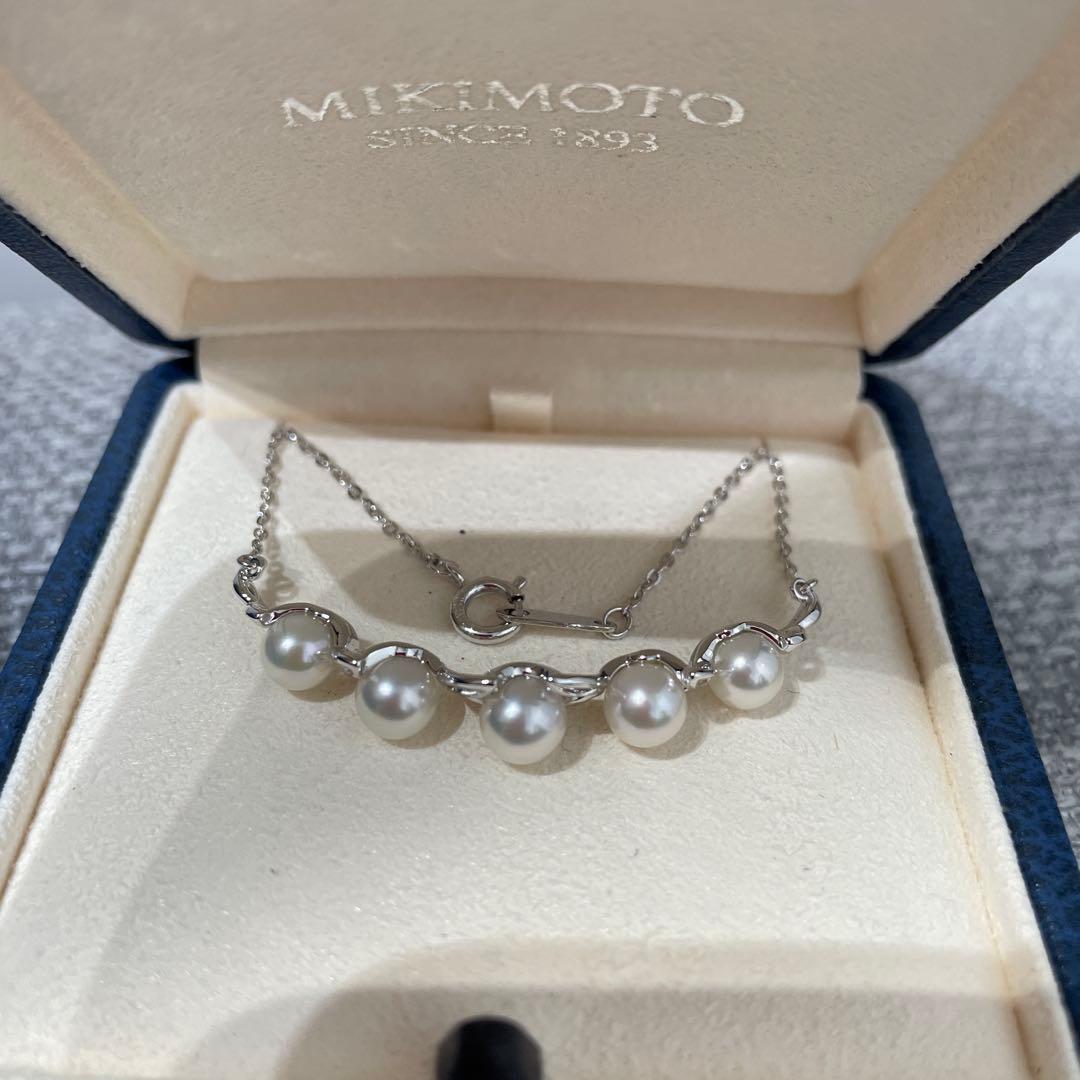 Mikimoto necklace featuring 5 pearls on silver chain with a blue dedicated case
