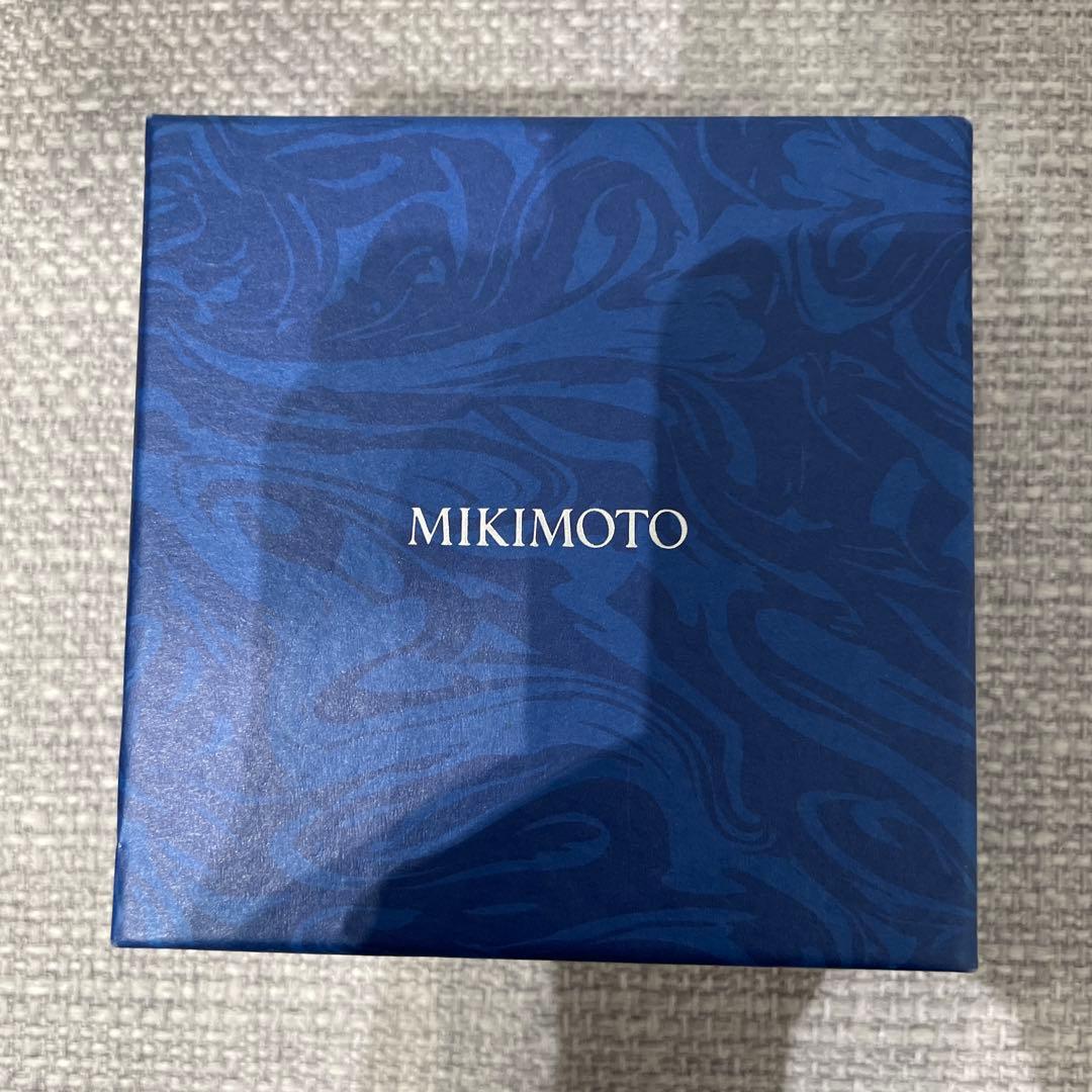 Mikimoto necklace featuring 5 pearls on silver chain with a blue dedicated case