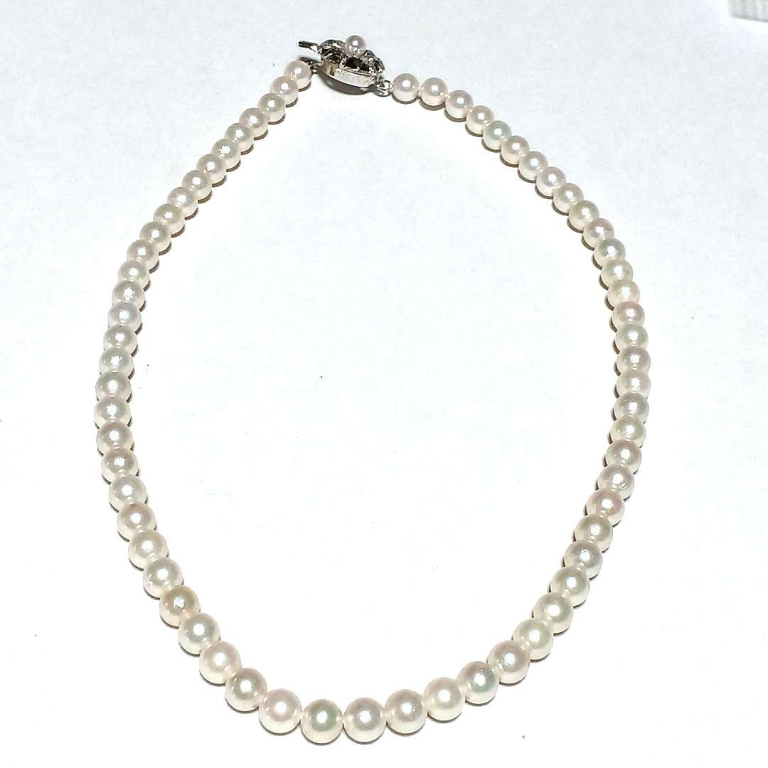 Akoya pearl necklace 42cm white pearls with green and pink tones close-up