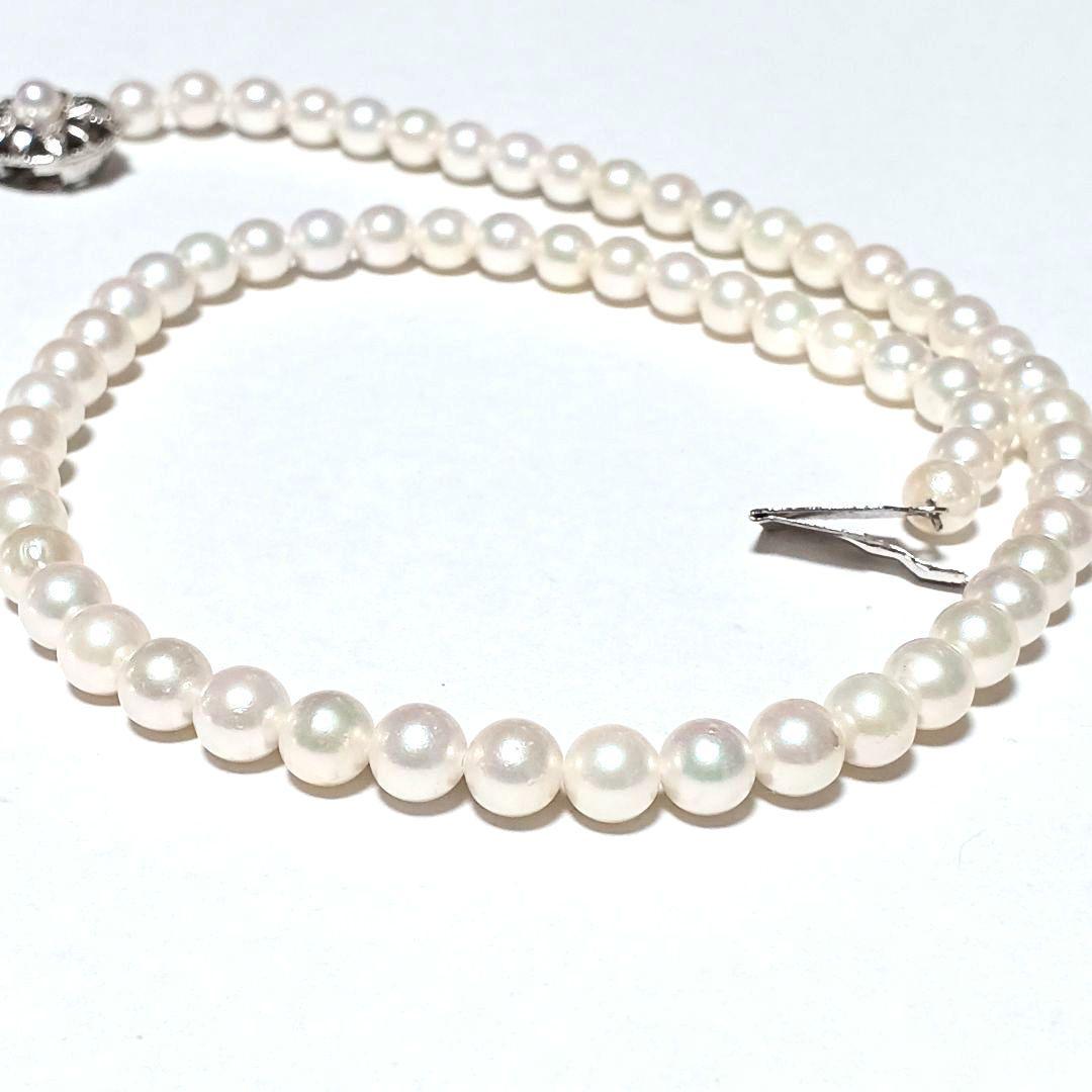 Akoya pearl necklace 42cm white pearls with green and pink tones close-up