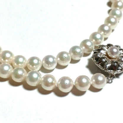 Akoya pearl necklace 42cm white pearls with green and pink tones close-up