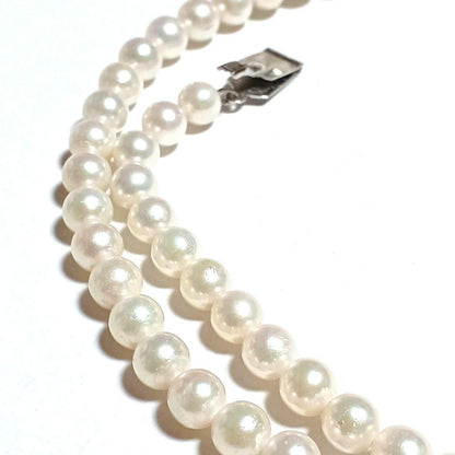 Akoya pearl necklace 42cm white pearls with green and pink tones close-up