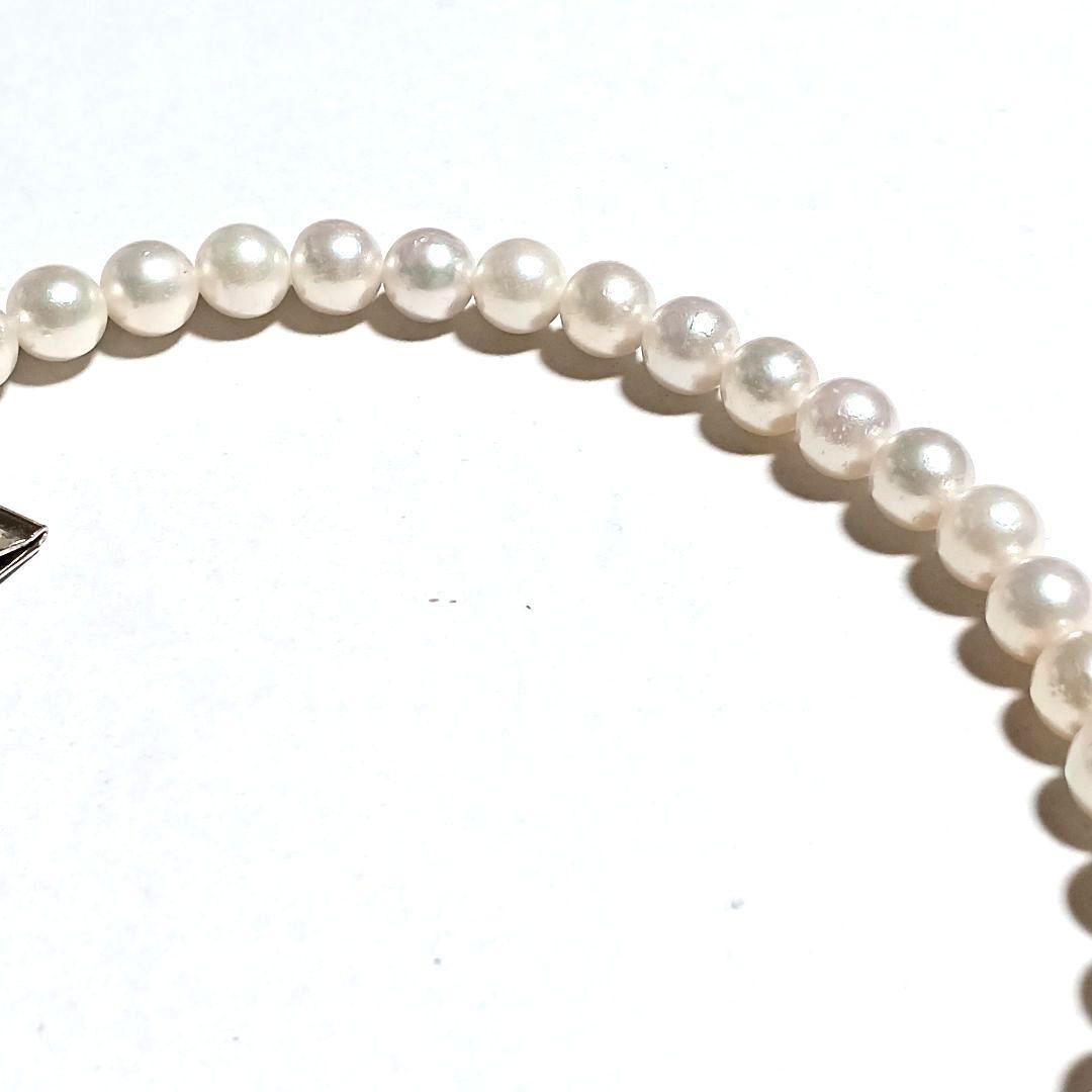 Akoya pearl necklace 42cm white pearls with green and pink tones close-up