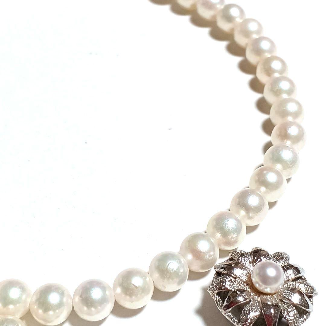 Akoya pearl necklace 42cm white pearls with green and pink tones close-up