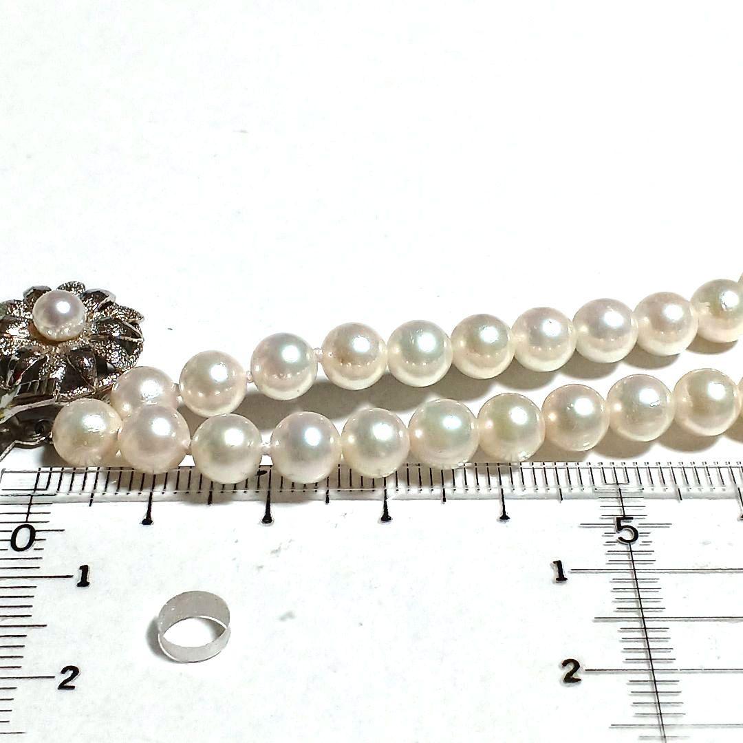 Akoya pearl necklace 42cm white pearls with green and pink tones close-up