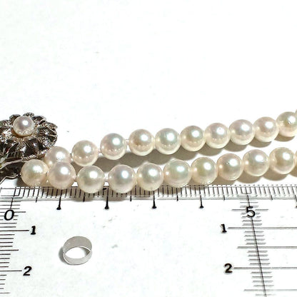 Akoya pearl necklace 42cm white pearls with green and pink tones close-up