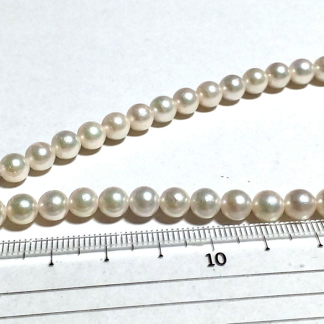 Akoya pearl necklace 42cm white pearls with green and pink tones close-up