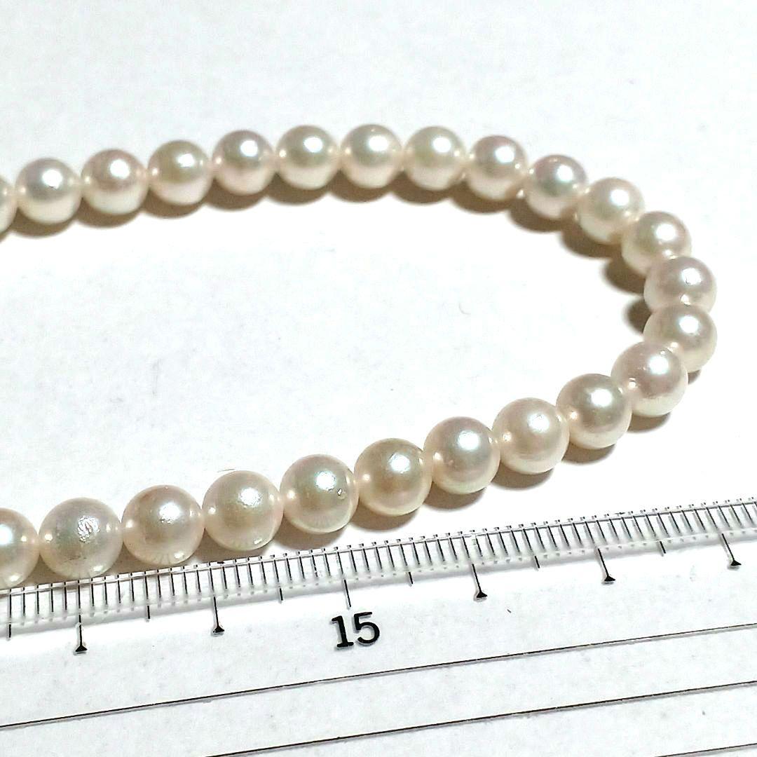 Akoya pearl necklace 42cm white pearls with green and pink tones close-up