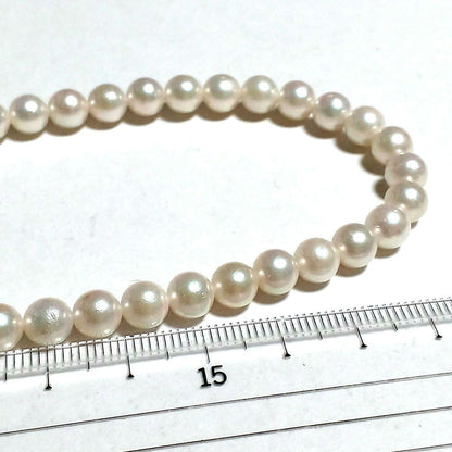 Akoya pearl necklace 42cm white pearls with green and pink tones close-up