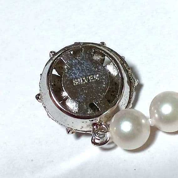 Akoya pearl necklace 42cm white pearls with green and pink tones close-up