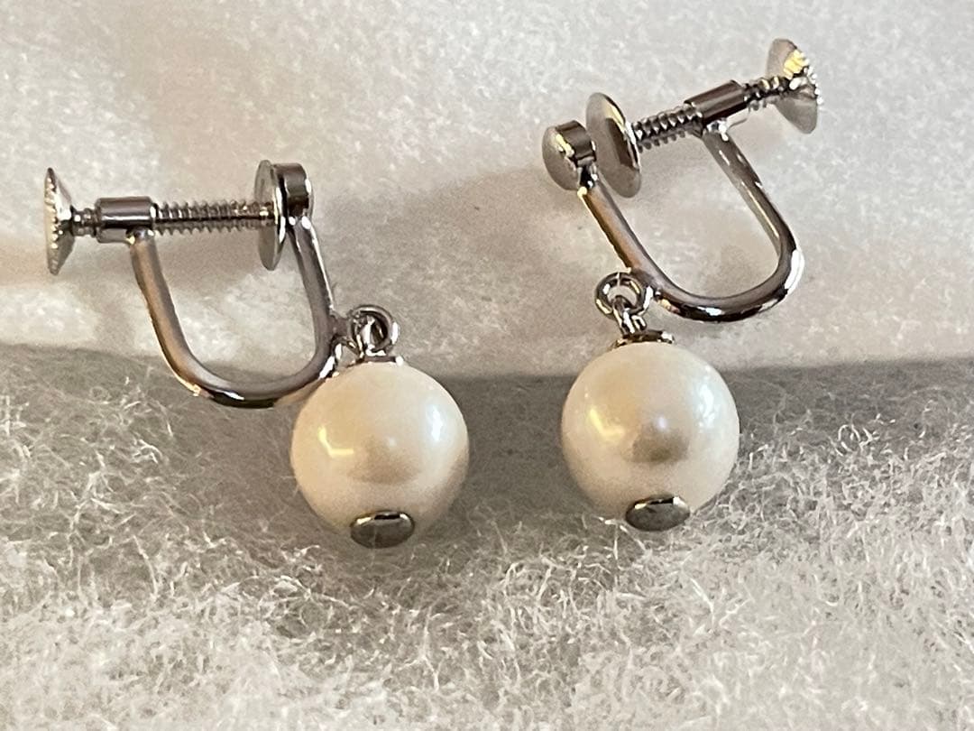 High-quality Akoya pearl necklace and earring set with 7.5mm white round pearls on a white background