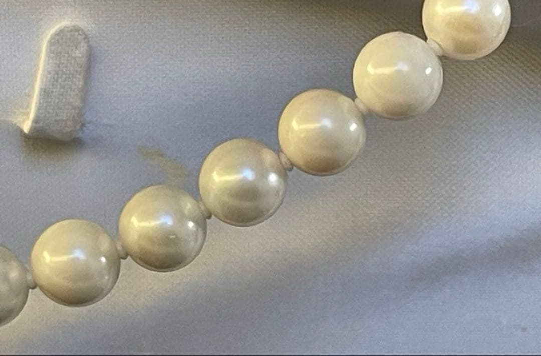 High-quality Akoya pearl necklace and earring set with 7.5mm white round pearls on a white background