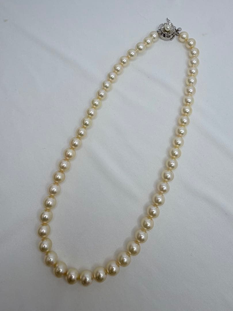 Akoya pearl necklace with 7.5mm white pearls, 55 beads, silver clasp, 43.5cm length