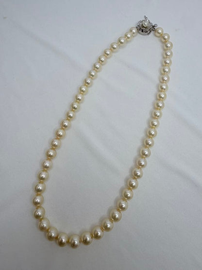 Akoya pearl necklace with 7.5mm white pearls, 55 beads, silver clasp, 43.5cm length