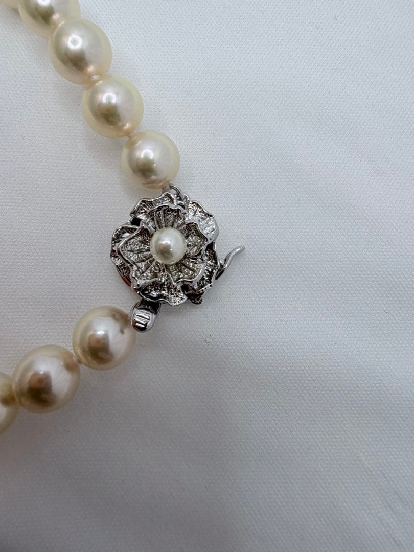 Akoya pearl necklace with 7.5mm white pearls, 55 beads, silver clasp, 43.5cm length