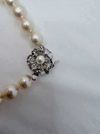 Akoya pearl necklace with 7.5mm white pearls, 55 beads, silver clasp, 43.5cm length