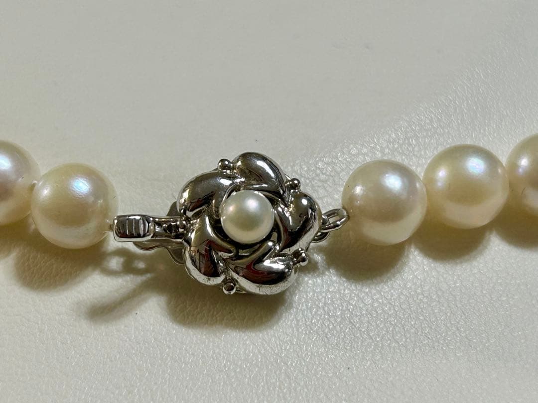 Close-up of Akoya pearl necklace with 8.4mm pearls measuring 42cm in length on a white background