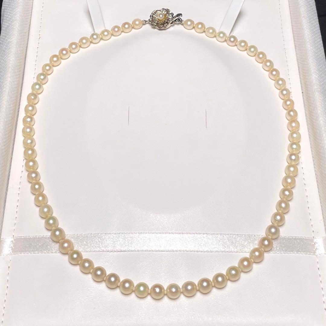 Akoya pearl necklace with round white pearls measuring 5.8-6.4mm on a 46.7cm silver chain