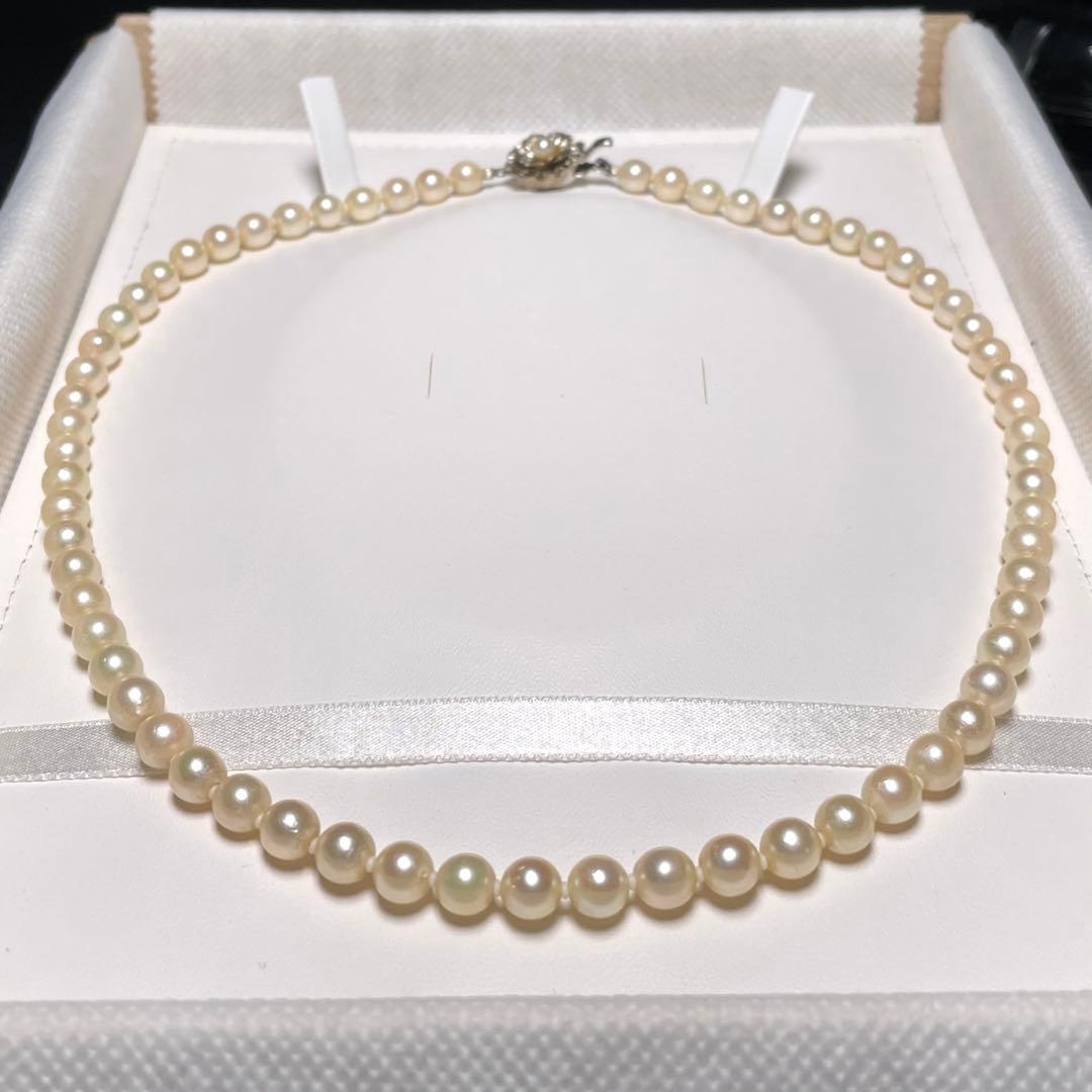 Akoya pearl necklace with round white pearls measuring 5.8-6.4mm on a 46.7cm silver chain