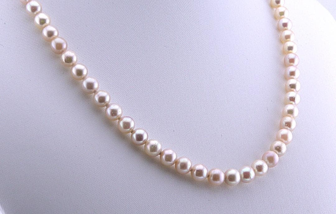 Akoya pearl necklace featuring 6.0 to 6.5mm pearls with silver clasp and safety chain on 45.5 cm strand