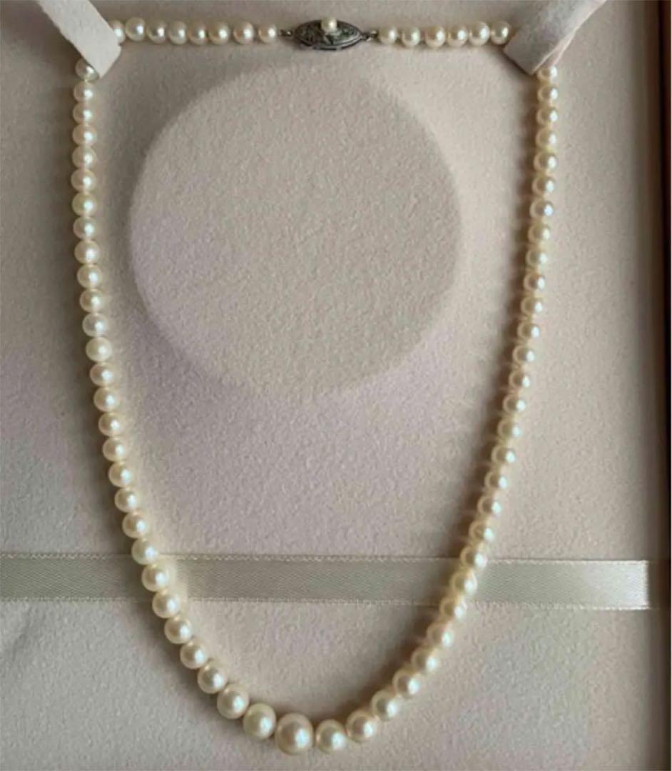 Vintage Akoya pearl necklace with white pearls showing a slight gold tint, 42cm length, gradient sizes 4mm to 8mm