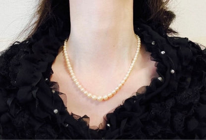 Vintage Akoya pearl necklace with white pearls showing a slight gold tint, 42cm length, gradient sizes 4mm to 8mm