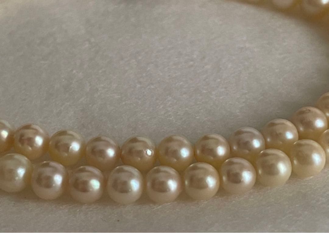 Vintage Akoya pearl necklace with white pearls showing a slight gold tint, 42cm length, gradient sizes 4mm to 8mm