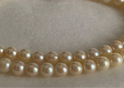 Vintage Akoya pearl necklace with white pearls showing a slight gold tint, 42cm length, gradient sizes 4mm to 8mm