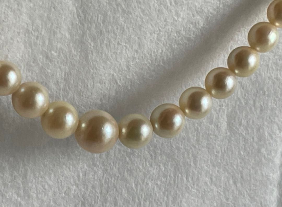Vintage Akoya pearl necklace with white pearls showing a slight gold tint, 42cm length, gradient sizes 4mm to 8mm