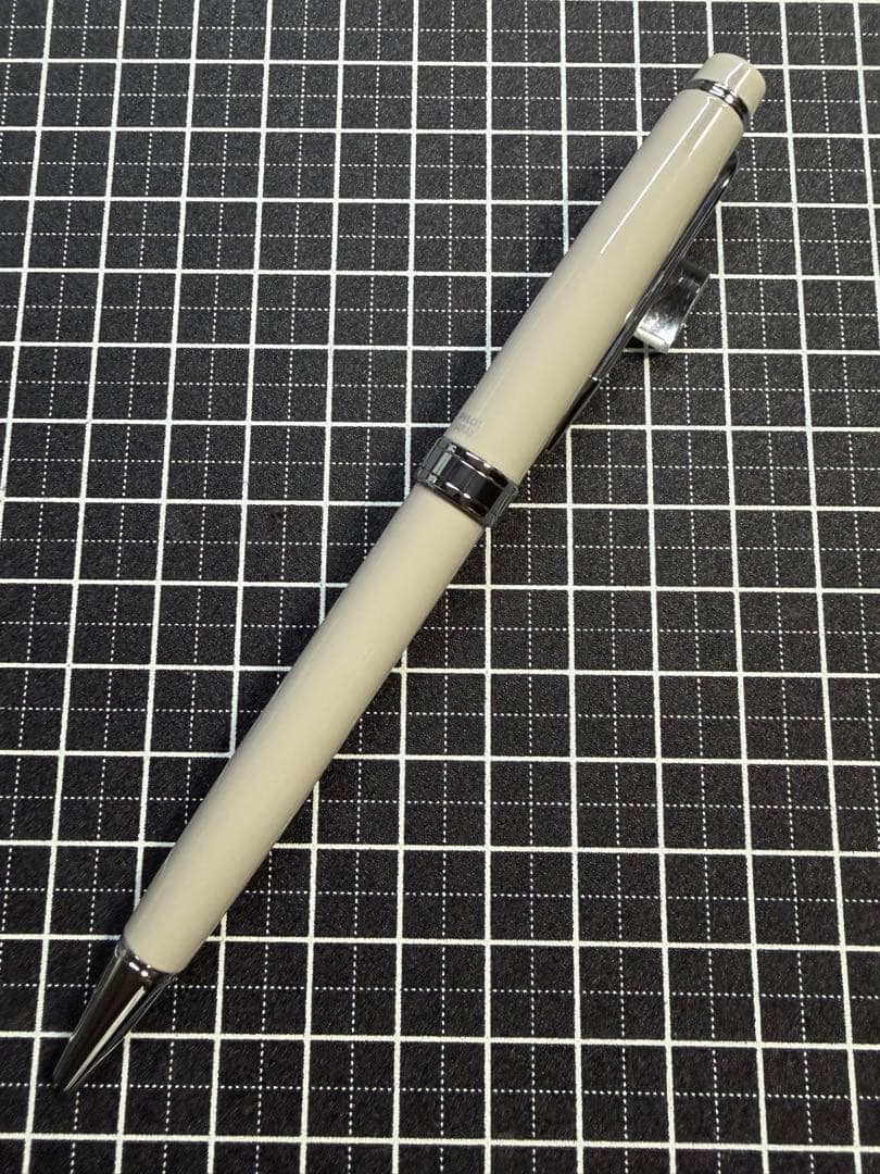PILOT GRASE ballpoint pen in sand-beige color with resin ball tip, model BGRS-17-SB