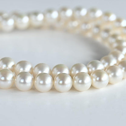 Premium flower pearl necklace with round pearls and silver clasp featuring a small diamond