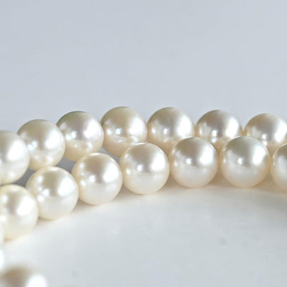 Premium flower pearl necklace with round pearls and silver clasp featuring a small diamond