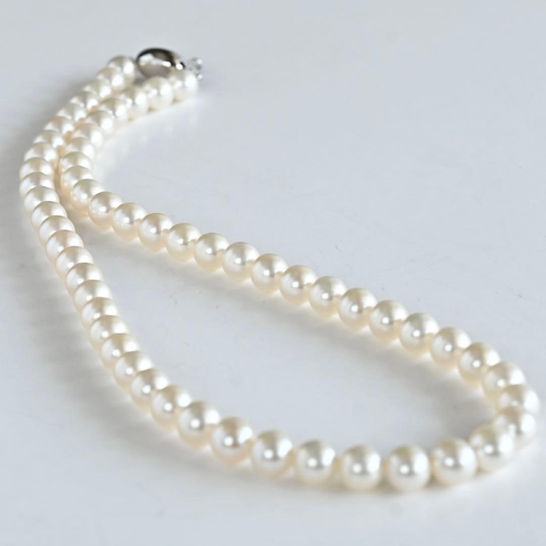 Premium flower pearl necklace with round pearls and silver clasp featuring a small diamond