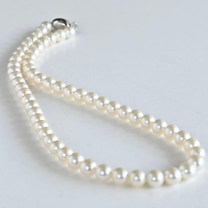 Premium flower pearl necklace with round pearls and silver clasp featuring a small diamond