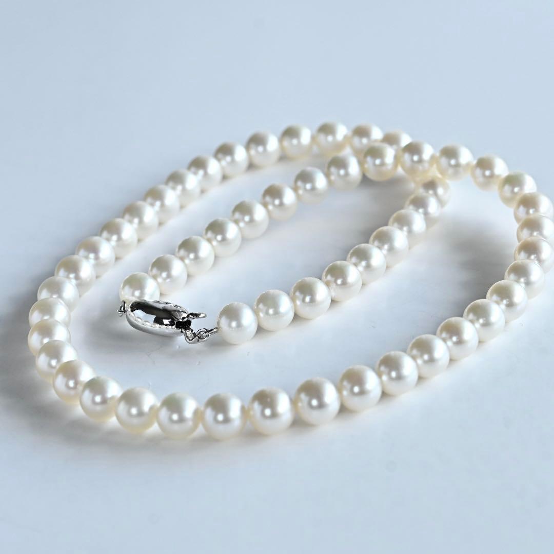 Premium flower pearl necklace with round pearls and silver clasp featuring a small diamond