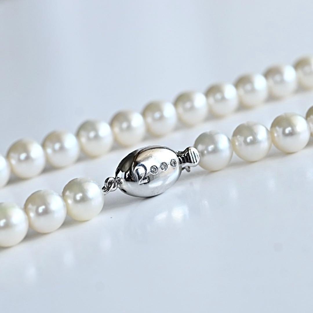 Premium flower pearl necklace with round pearls and silver clasp featuring a small diamond