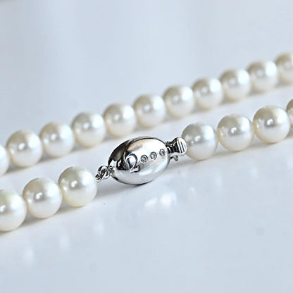 Premium flower pearl necklace with round pearls and silver clasp featuring a small diamond