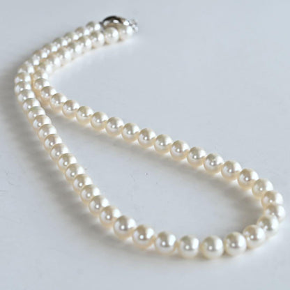 Premium flower pearl necklace with round pearls and silver clasp featuring a small diamond