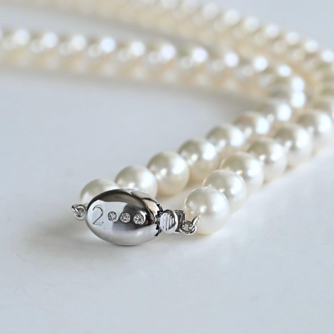 Premium flower pearl necklace with round pearls and silver clasp featuring a small diamond