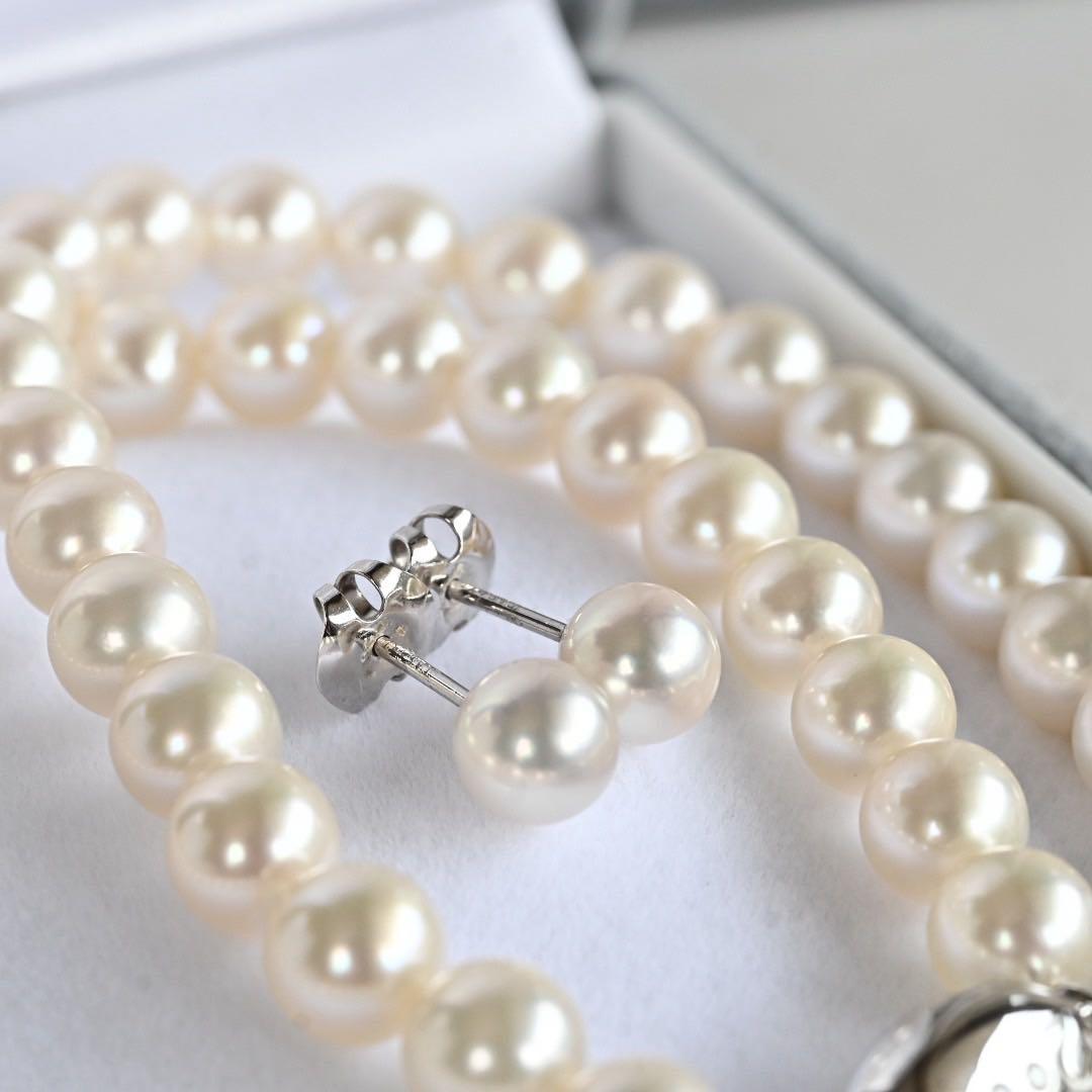 Premium flower pearl necklace with round pearls and silver clasp featuring a small diamond