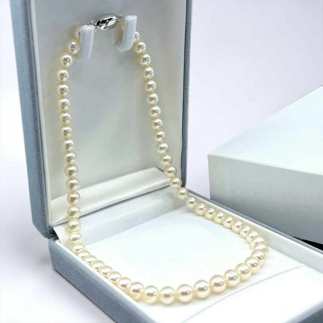 Premium flower pearl necklace with round pearls and silver clasp featuring a small diamond