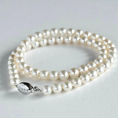 Premium flower pearl necklace with round pearls and silver clasp featuring a small diamond