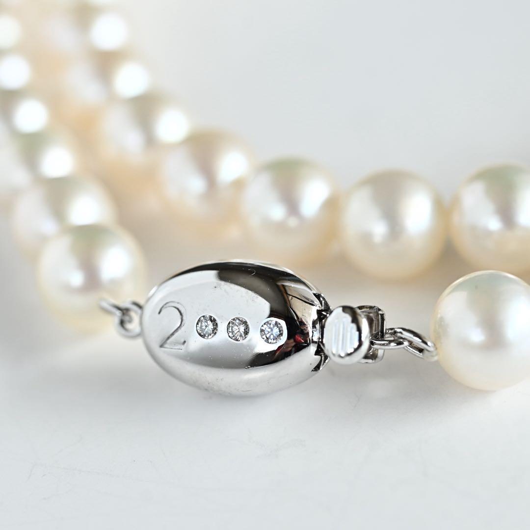 Premium flower pearl necklace with round pearls and silver clasp featuring a small diamond