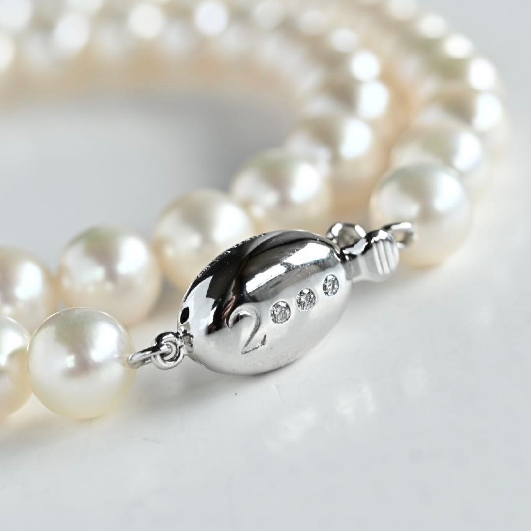Premium flower pearl necklace with round pearls and silver clasp featuring a small diamond