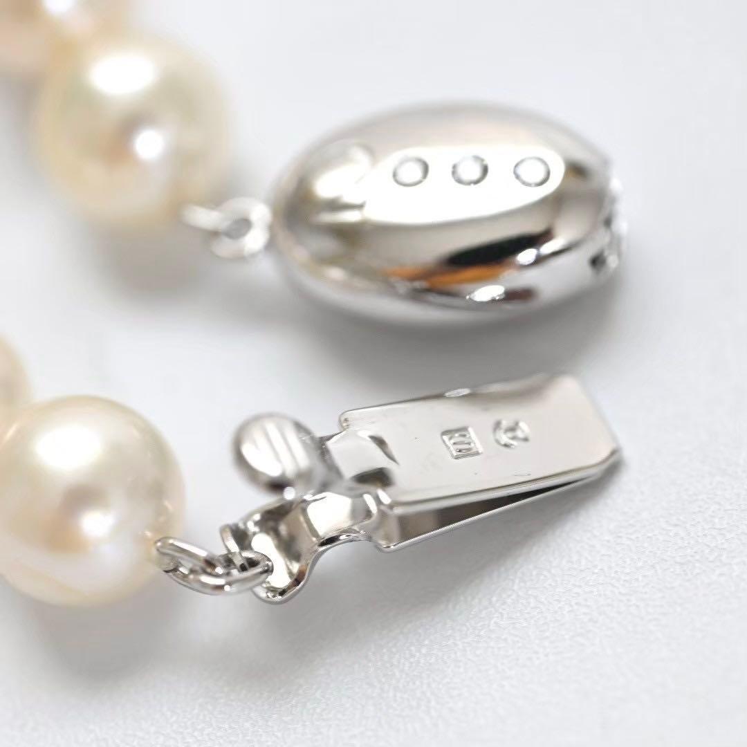 Premium flower pearl necklace with round pearls and silver clasp featuring a small diamond